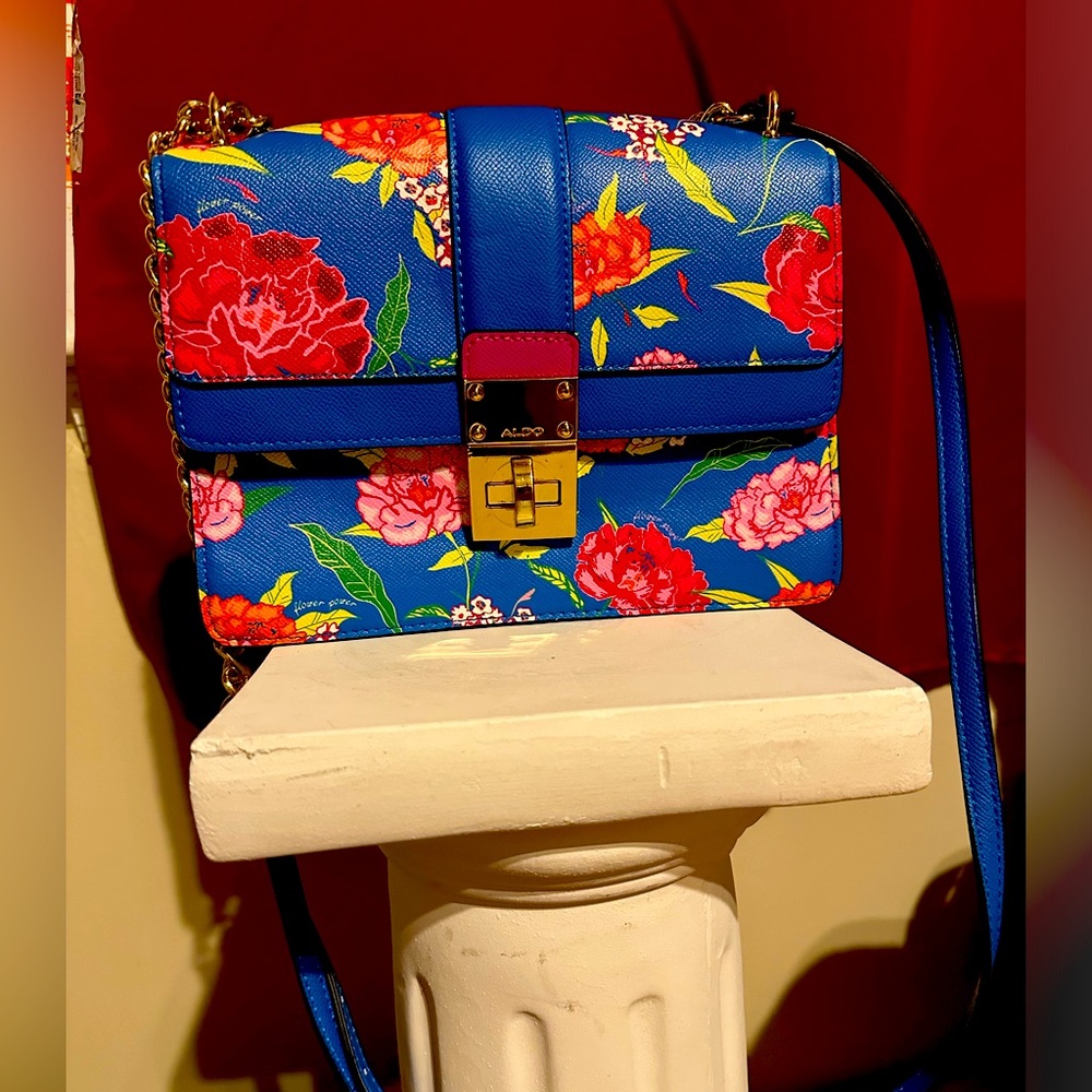 Very stylish purse from Aldo